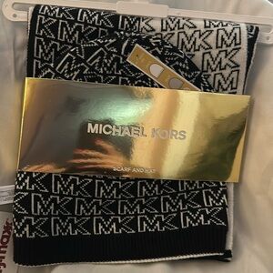 NWT Black and White Michael Kors Scarf and Hat Set